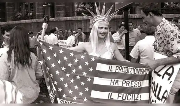 La Cicciolina: una leyenda del cine para adultos que ahora vende sus cosas para sobrevivir [FOTOS]