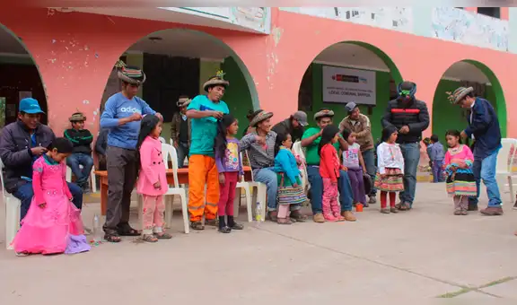 Papás ayacuchanos causan sensación al competir en concurso de trenzas con sus hijas [VIDEO]