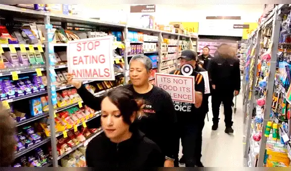Activistas veganos protestan en sección carnes de un supermercado [VIDEO]