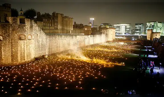 Miles de antorchas brillan en Londres para conmemorar el armisticio que puso fin a la Primera Guerra Mundial [FOTOS y VIDEO]