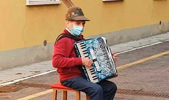 Adulto mayor toca el acordeón a su esposa enferma frente al hospital 