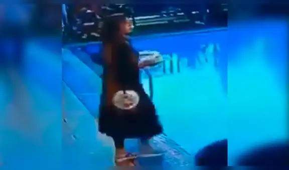 Facebook viral: Despistada mujer no se dio cuenta que había un piscina adelante y tuvo aparatosa caída [VIDEO]