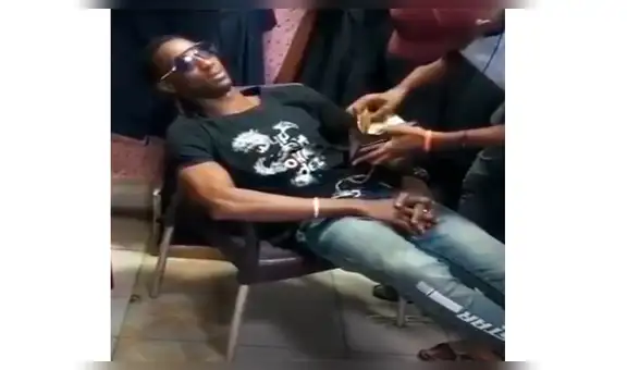 Delincuente intenta quitar la billetera de joven que creía dormido pero se lleva una lección [VIDEO]