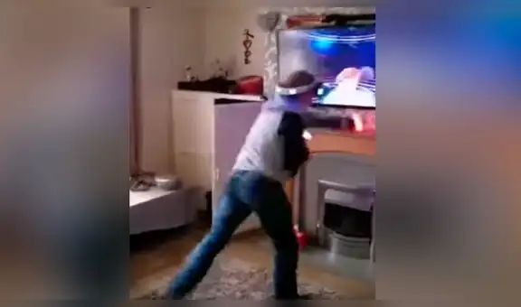 Hombre juega con lentes de realidad virtual frente a su televisor y ocurre lo peor [VIDEO] 