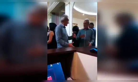 Hombre ebrio protagoniza graciosa escena al discutir con un espejo durante fiesta [VIDEO]