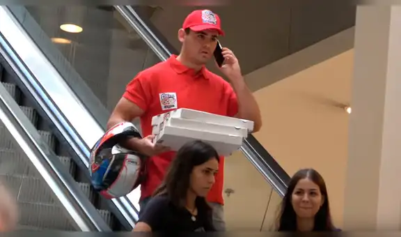 Se hace pasar por repartidor de pizzas y sorprende a personas con llamadas incómodas [VIDEO]