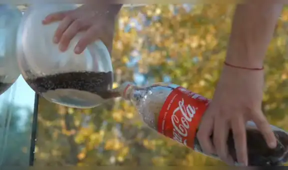 Esto ocurre si intentas mezclar ‘Mentos’ y ‘Coca Cola’ bajo el agua [VIDEO]