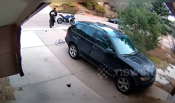 Ladrón es captado por cámara robando paquete y en su huida pierde los pantalones [VIDEO]