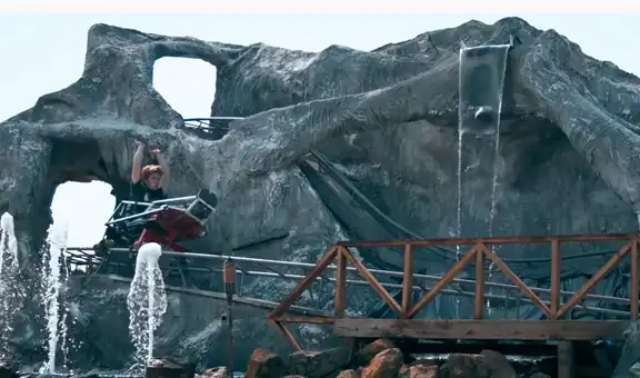 Recrea una asombrosa montaña rusa en su jardín al no poder ir a Disneyland