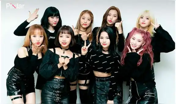 Weki Meki brilla en sesión pictórica de verano para 1st Look tras su comeback con “HIDE and SEEK”