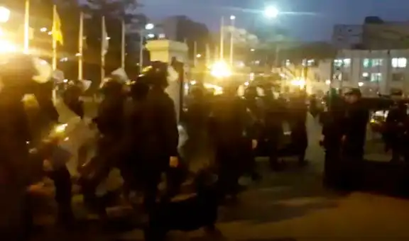 Policía llega al Congreso de la República tras su disolución [VIDEO]