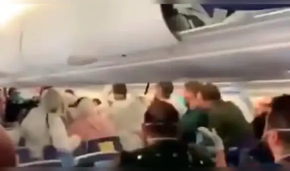 Finge tener coronavirus en un avión y es agarrado a golpes por los pasajeros