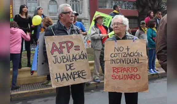 Chilenos gritan que actual sistema de pensiones “¡es una estafa!”