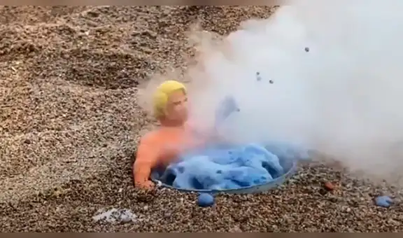 Echan muñeco de plástico dentro de mezcla de Coca Cola con Mentos y obtienen increíble resultado [VIDEO]