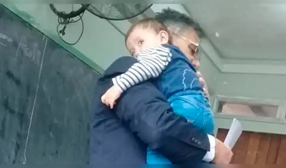 Facebook viral: profesor que dictó clases cargando al bebé de una alumna es admirado en redes [FOTOS]