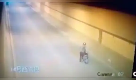 Cámara de vigilancia capta cómo un motociclista es embestido por llanta ‘perdida’ dos veces [VIDEO]