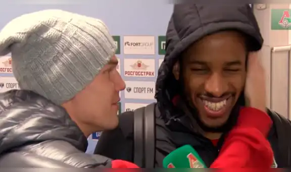 YouTube: Farfán y el inesperado beso de un compañero en plena entrevista [VIDEO]