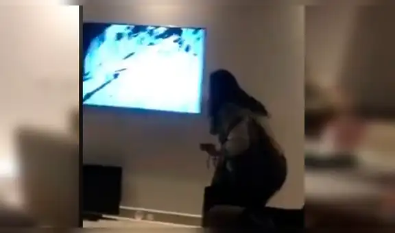 Creía que sus hijos dañaron su televisor, pero descubre la verdad y tiene hilarante reacción [VIDEO]