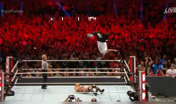 Royal Rumble 2019: la impresionante acrobacia de Shane para ganar los títulos en pareja