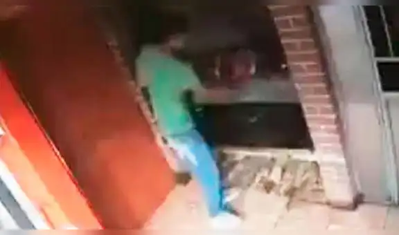 Hombre arriesga su vida al meterse a un horno para robarse un pollo rostizado [VIDEO]