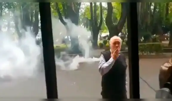 Notario patea bomba lacrimógena que cae cerca de él y regresa fumando [VIDEO]