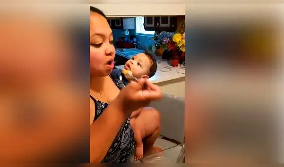 Bebé tiene insólita reacción al ver que su mamá degusta exquisito platillo y no le invita su comida [VIDEO]