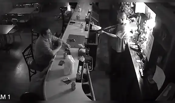 Ladrón ingresa a bar con rifle en mano, ebrio lo nota y reacciona de la manera menos pensada [VIDEO]