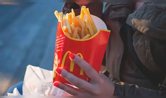 Ordenan una hamburguesa con papas en McDonald’s y encuentran dos cucarachas [VIDEO]