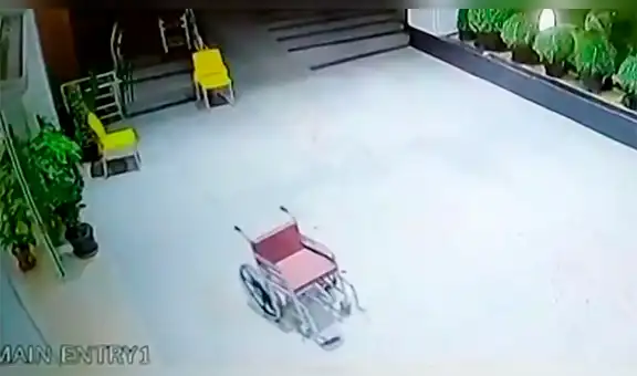 Inspecciona video de vigilancia de hospital y se d cuenta que silla de ruedas se mueve sola [VIDEO]
