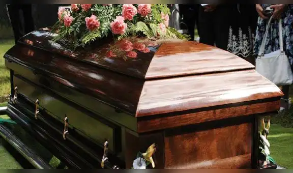 Mujer duerme en ataúd para tener suerte y aparece muerta