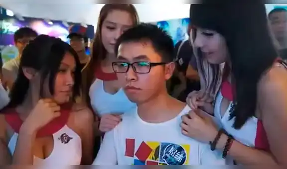 Chicas intentan distraer a fanático de los videojuegos, pero joven sorprende por su concentración [VIDEO]