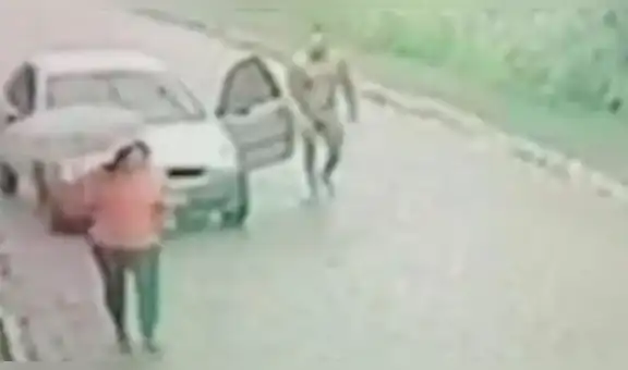Hombre desnudo persigue e intenta violar a mujer en una carretera desierta [VIDEO]