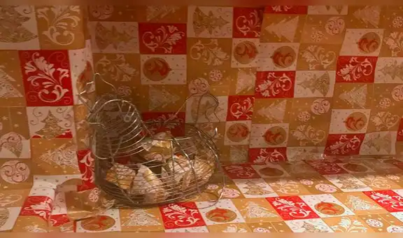 Mujer se lleva gran sorpresa al llegar a su casa y descubrir toda la cocina envuelta con papel de regalo [FOTOS]