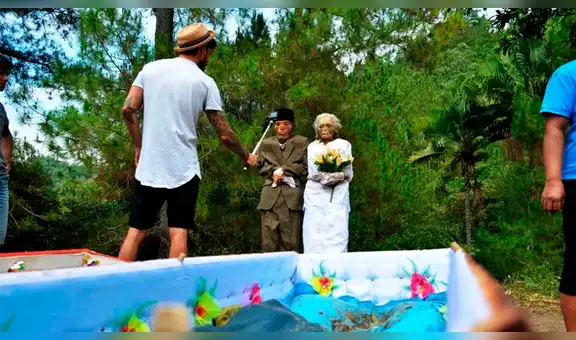 Tribu desentierra los cadáveres de sus seres queridos, los peinan y posan juntos para fotos familiares 