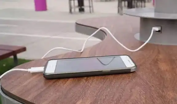 ¿Por qué no es recomendable que cargues la batería de tu teléfono en los puertos USB públicos?