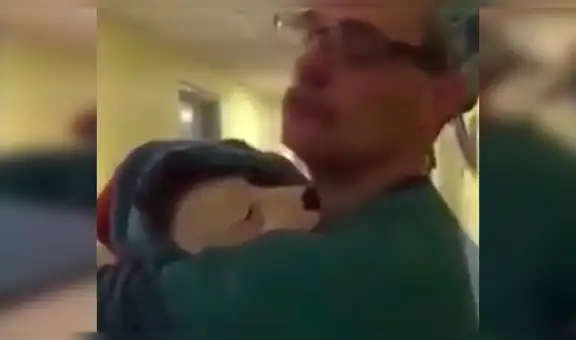 Veterinario consuela a perro que estaba asustado tras someterse a operación [VIDEO] 