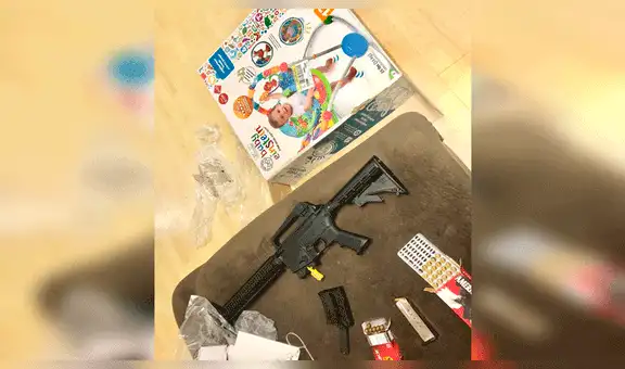 Pareja recibe un regalo de baby shower y al abrir la caja encuentra un rifle de verdad [VIDEO]