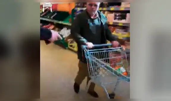 Jóvenes tienen curioso método para evitar que las personas desabastezcan los mercados [VIDEO]