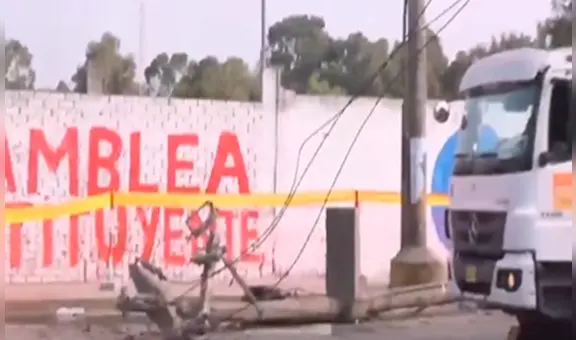 VES: poste cae tras violento impacto de transporte público