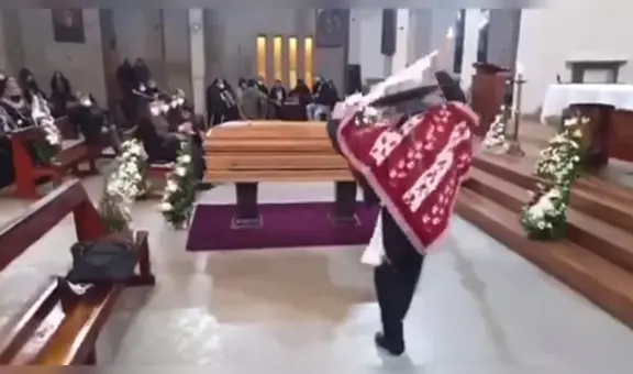 Hombre baila frente al ataúd de su esposa para cumplir su deseo y conmueve a miles [VIDEO]