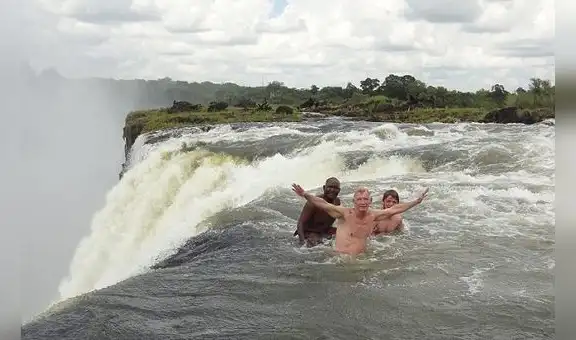 El abogado que dejó todo para recorrer el mundo: se tatuó un mapa y pinta cada país que visita