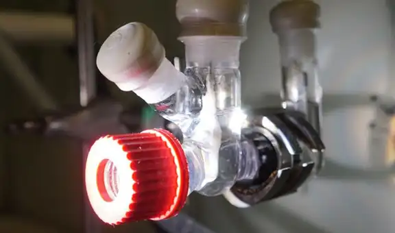 Construyen reactor solar que convierte plástico y CO2 en combustible limpio 