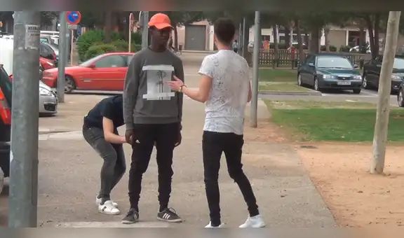 YouTube: dejan sin pantalón a transeúntes, pero recibieron dolorosa lección [VIDEO]