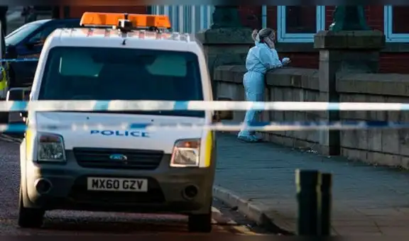 Hombre arroja a su bebé a un río antes de irse a una discoteca [VIDEO]