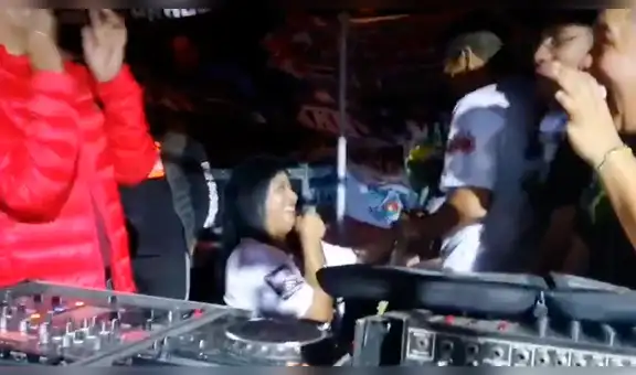 Mujer se arrodilla frente a su novio en fiesta y le pide matrimonio [VIDEO]