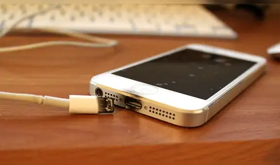 ¿Por qué es peligroso utilizar cargadores falsos en tu smartphone? [VIDEO]