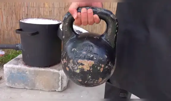 Coloca una pesa calentada a miles de grados sobre un gigantesco cubo de hielo y ocurre algo increíble [VIDEO] 