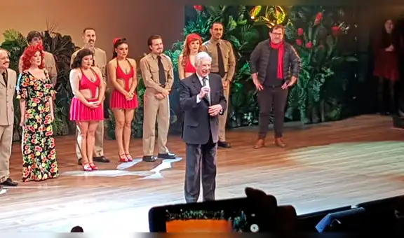 Mario Vargas Llosa asistió a la función de ‘Pantaleón y las visitadoras’ [VIDEO]