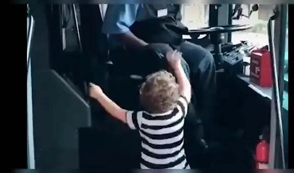 Niña pide a chofer del bus que suba el volumen y juntos protagonizan divertido baile [VIDEO]