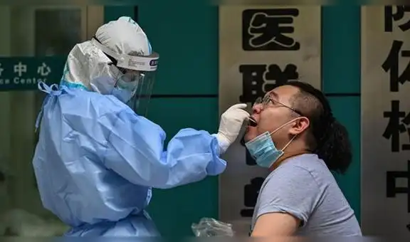 Reportan el primer caso de reinfección de COVID-19 en el mundo